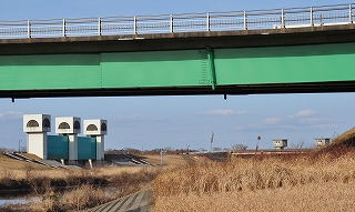上:戸田井橋 左:北浦川水門 右奥:豊田堰